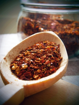 盛放在木勺中美味香料特写