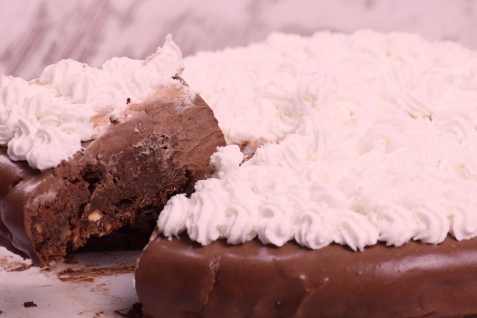巧克力蛋糕奶油裱花精致甜点摆拍