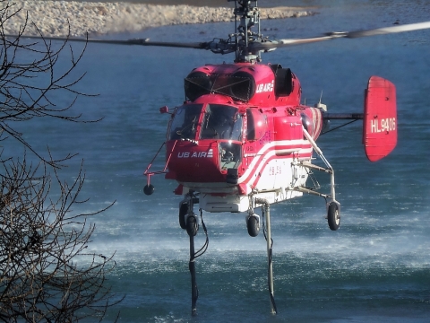 从大海边缓缓起飞的粉色直升机