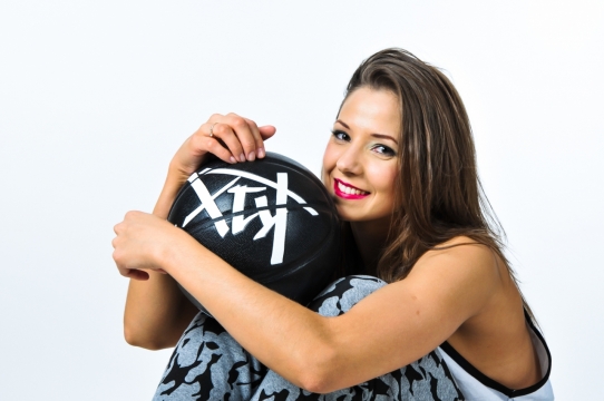 白色背景抱黑色篮球长发时尚美女