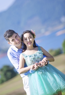 背景虚幻阳光下抱着的情侣浪漫摄影