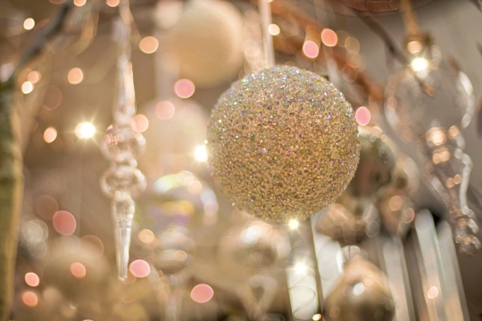 闪烁耀眼的水晶球唯美摄影