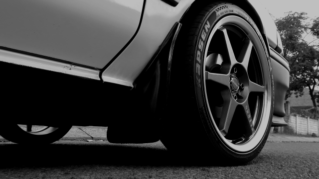 黑白乡村道路行驶的轿车