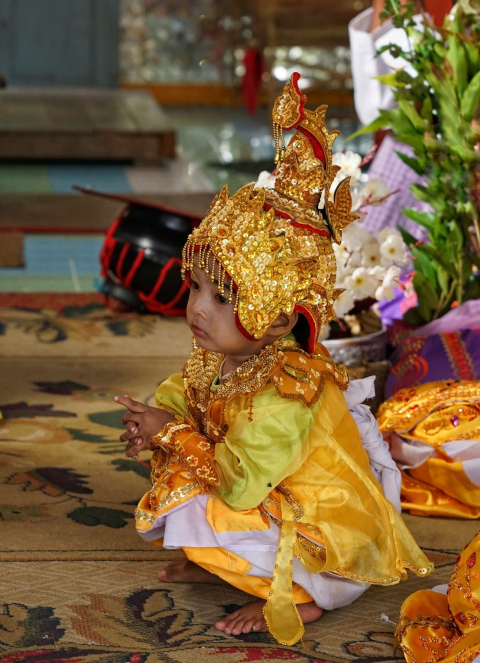 缅甸仰光穿佛教仪式服装的儿童