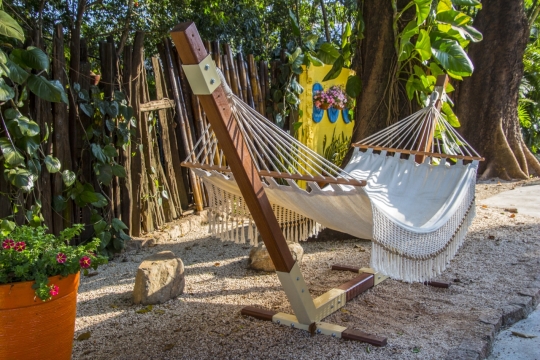 清新午后庭院吊床悠闲享受时光