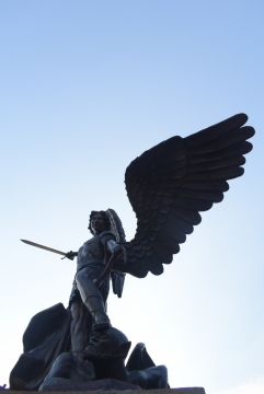 阳光下巨大天使人物雕像阴影特写