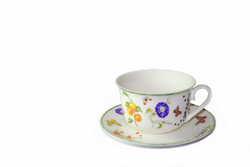 白色背景艺术花朵图案装饰茶杯