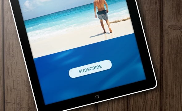 木制桌面黑色平板电脑画面大海沙滩