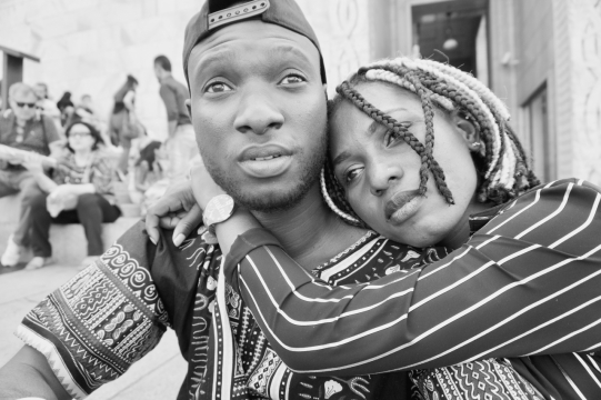 镜头下拥抱的黑人夫妇