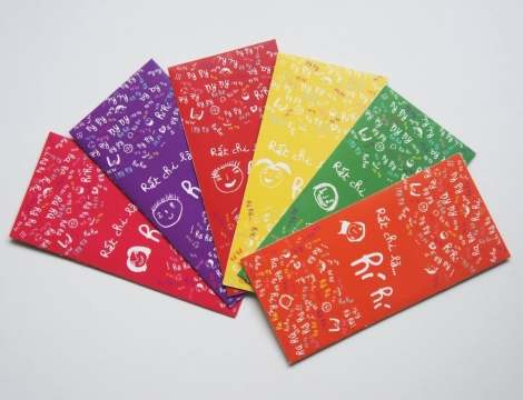 白色简约桌面上不同颜色的卡片