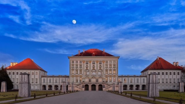 傍晚蓝色天空城市街道古老建筑