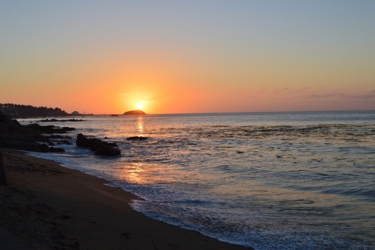 傍晚大海上的美丽落日