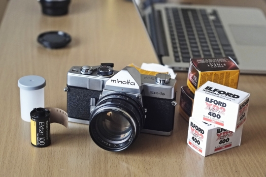 摄影入门教程_木制桌面古典相机盒装胶卷笔记本电脑