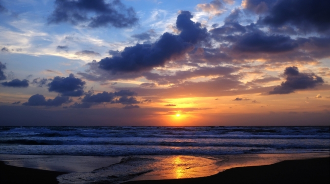 傍晚时分海边金色阳光翻滚海浪风光