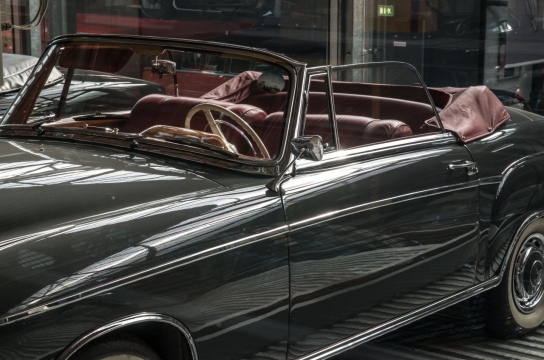 现代城市街道古典豪华黑色敞篷车