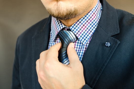 黑色西装蓝色领带红白格子衬衣特写