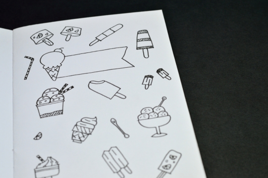 黑色桌面白色内页笔记本线描涂鸦