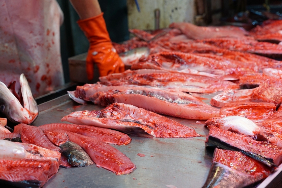 城市街道摊贩售卖新鲜肉类肉铺男性