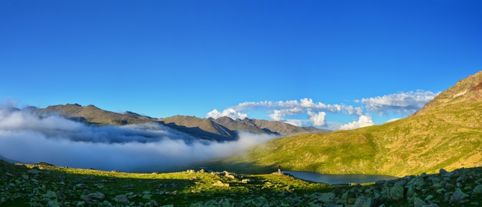 早晨阳光蓝色天空山峰自然风光