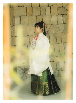 古装刺绣汉服绿底襦裙美少女