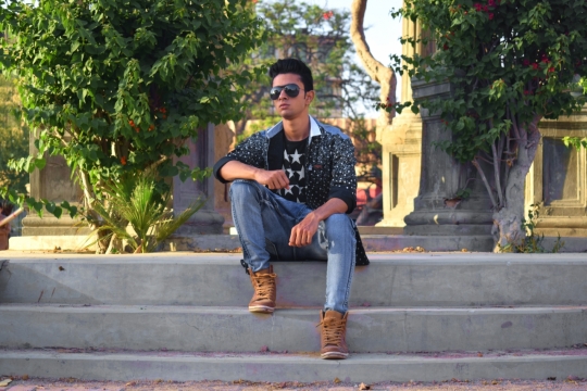 坐在台阶上戴墨镜的时尚帅气男子