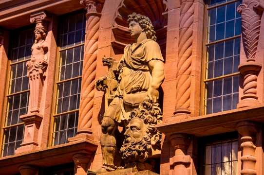 傍晚夕阳城市街道文艺石质雕塑