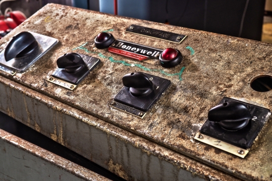 生锈破旧的控制台开关特写