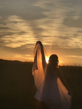 傍晚夕阳户外逆光披纱巾长发美女背影