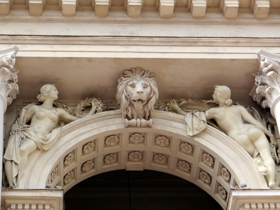 欧式建筑风格大门上狮子头和女人雕像