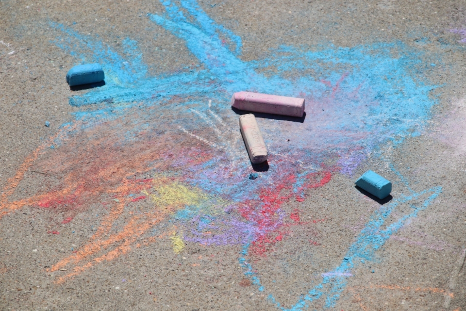 城市街道室外地面彩色粉笔简约涂鸦