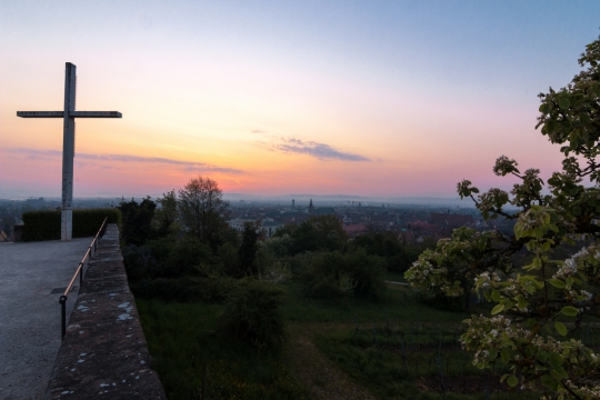 城外高台矗立十字架建筑绿植风光