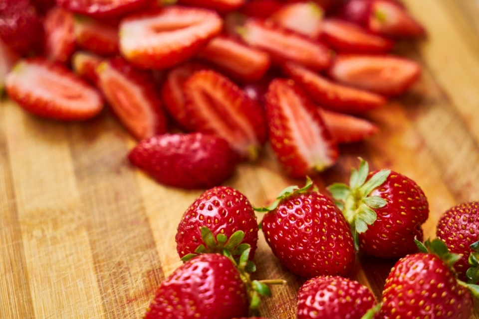 切菜板上被切开的红色草莓水果