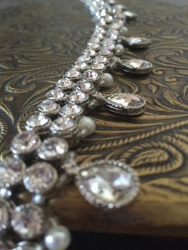 桌面上水晶钻石吊坠静物特写