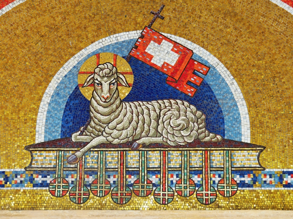 十字架上瑞士国旗前的白色羊彩绘玻璃画