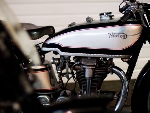 停放着的机车发动机外观