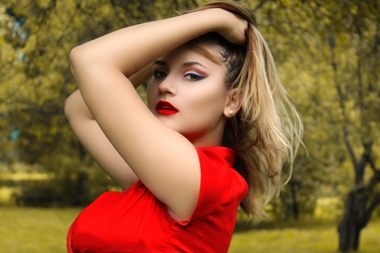 自然户外森林穿红色T恤时尚长发女性