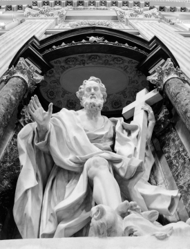 庄严神殿中手持十字架的巨大神像