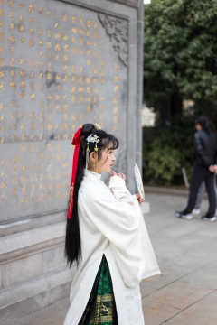 红色发带汉服美女执扇图