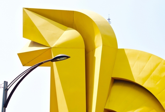 阳光城市街道巨大黄色雕塑