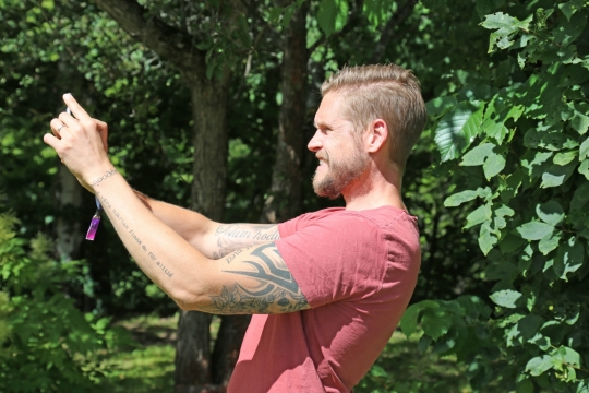 阳光户外绿色森林自拍粉色T恤男性