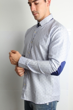 白色背景短发波点衬衫牛仔裤男性