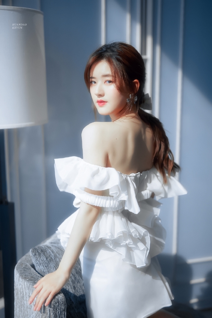 性感美女赵露思妩媚优雅个性写真