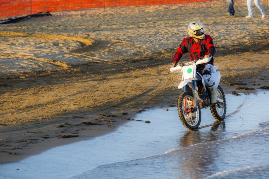 正在驾驶骑行越野摩托车的赛车手