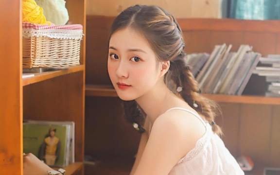 高颜值美女气质出众皮肤白皙吊