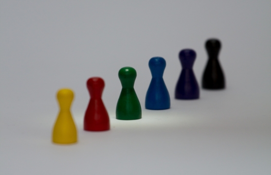 桌面上整齐摆放彩色塑料模型