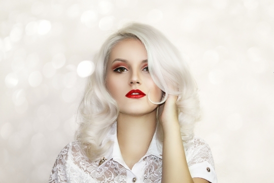 梦幻背景银色卷发时尚美女