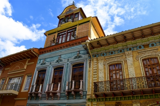 蓝色天空城市街道彩色古典建筑