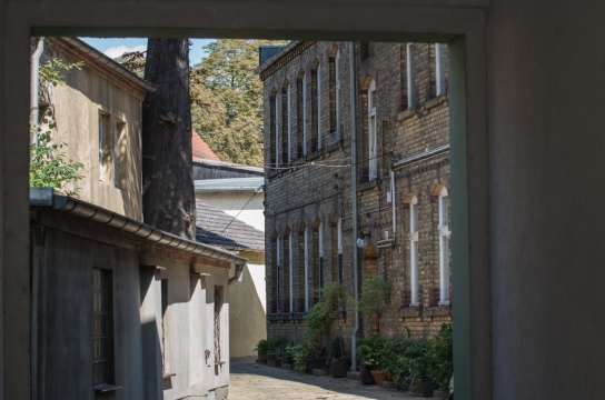 阳光城市街道古老历史建筑