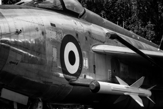 悬挂导弹的旧式战斗机特写