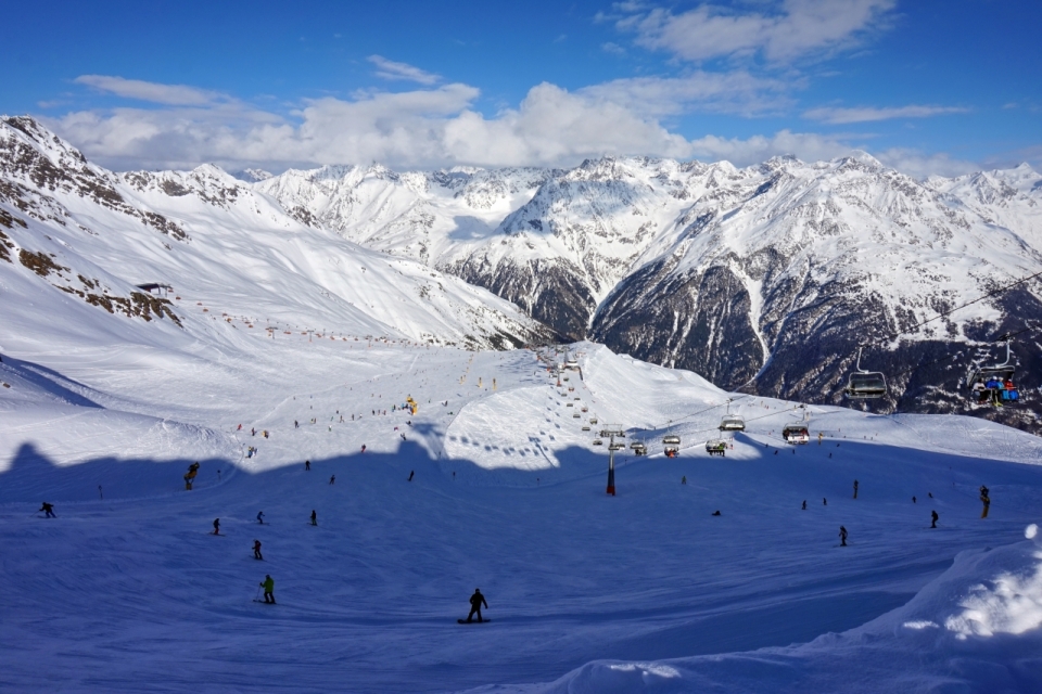 滑雪场充满滑雪者和标记的滑雪道俯拍
